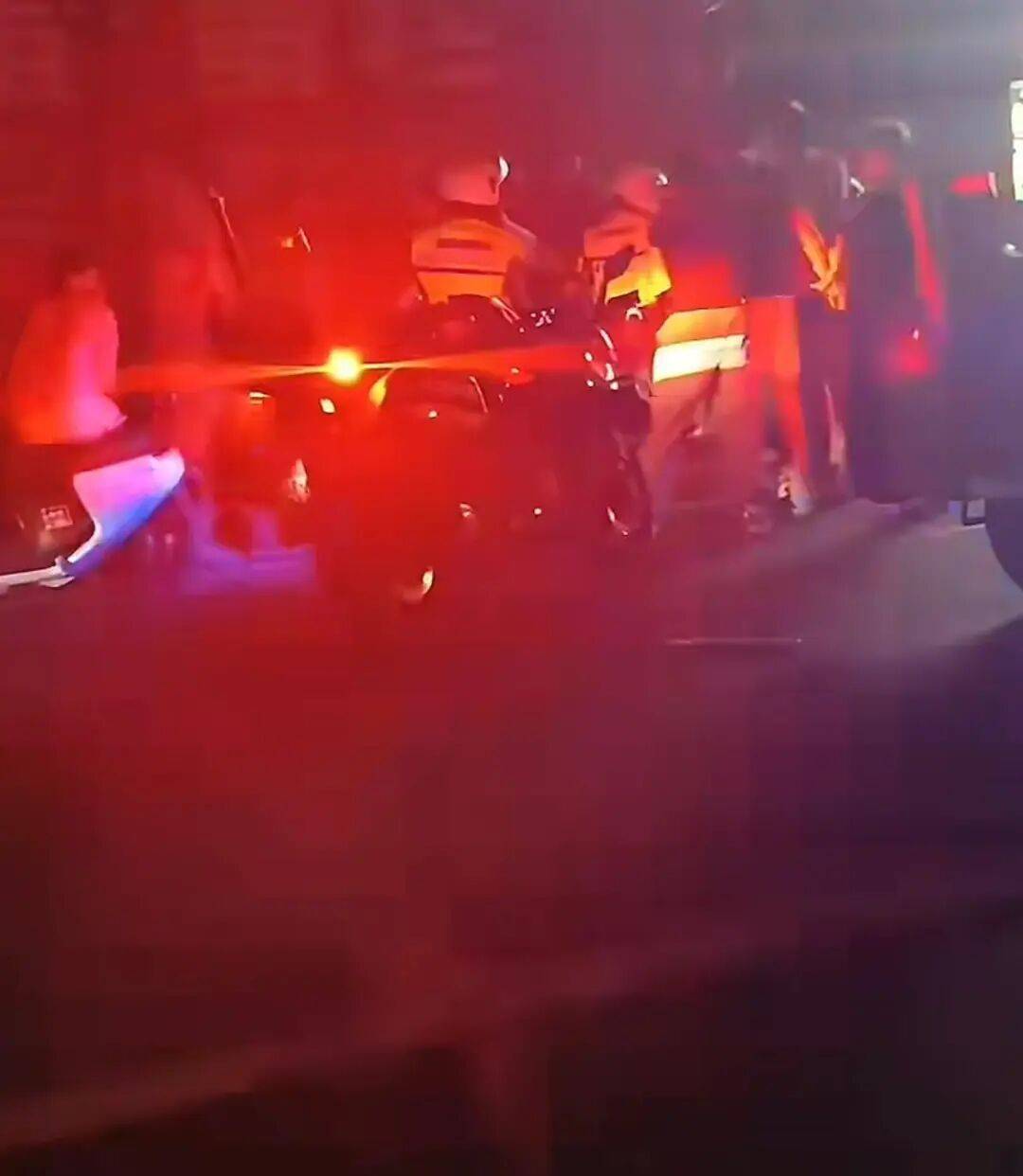 赣州警方通报“一餐饮店深夜多人打架斗殴”：2人酒后与邻桌发生冲突，用酒瓶砸伤对方，并取刀致对方轻伤，涉案人员已被采取强制措施