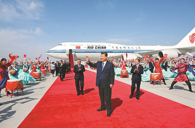 习近平率中央代表团抵达乌鲁木齐出席新疆维吾尔自治区成立70周年庆祝活动