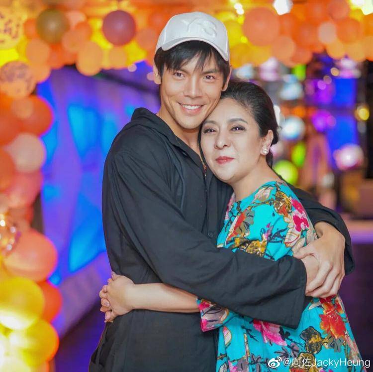 向太回应“向家破产”传闻：珠宝、豪宅都在，还养着1000多名员工；向佐力挺：说话的人请有点底线