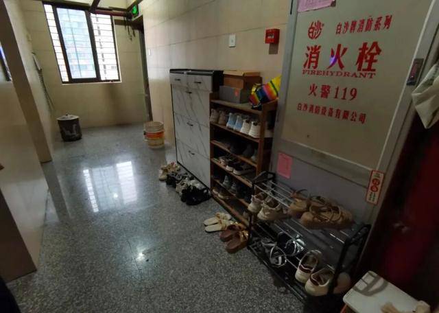 物业“不让门口放鞋子”，门口放鞋柜违法吗？