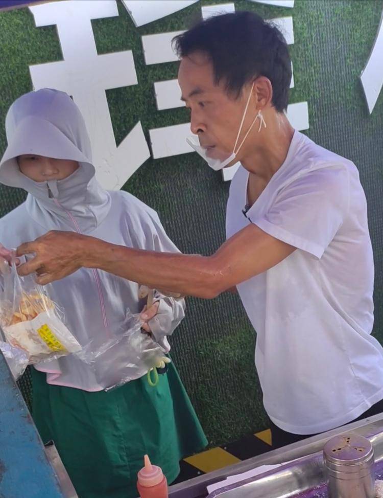 揭秘“鸡排哥”和“鸡排家族”：没火前他免费教亲戚炸鸡摆摊，走红后亲戚都来帮忙打下手