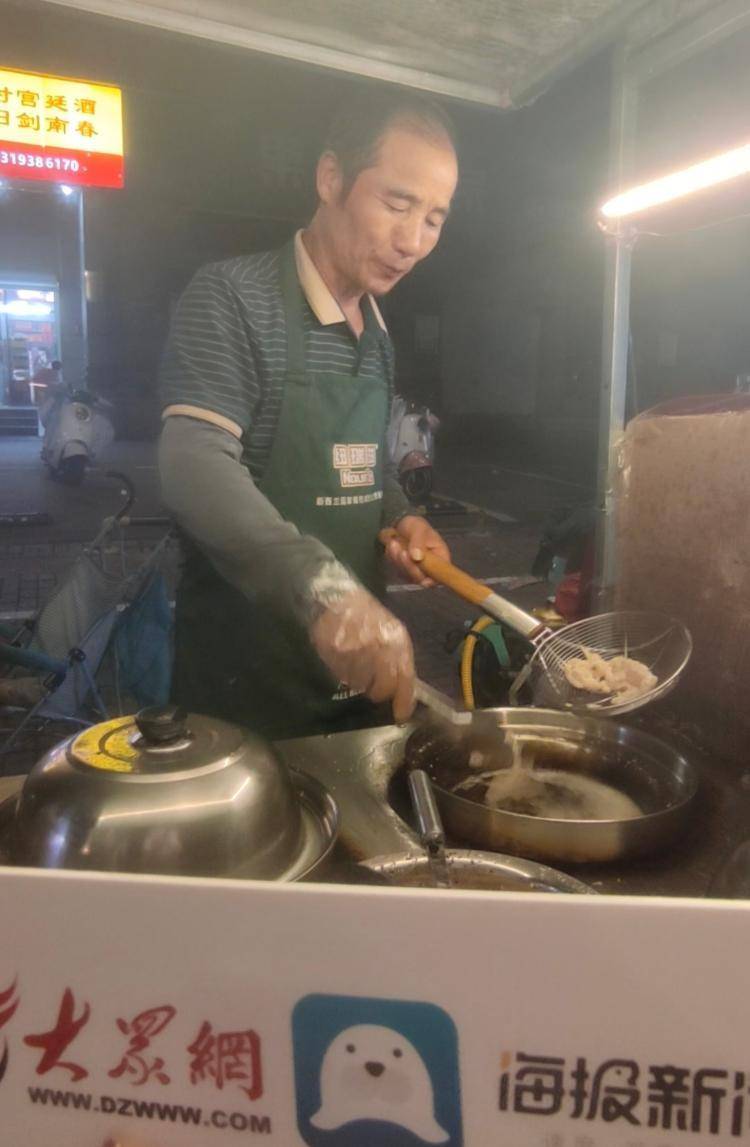 揭秘“鸡排哥”和“鸡排家族”：没火前他免费教亲戚炸鸡摆摊，走红后亲戚都来帮忙打下手