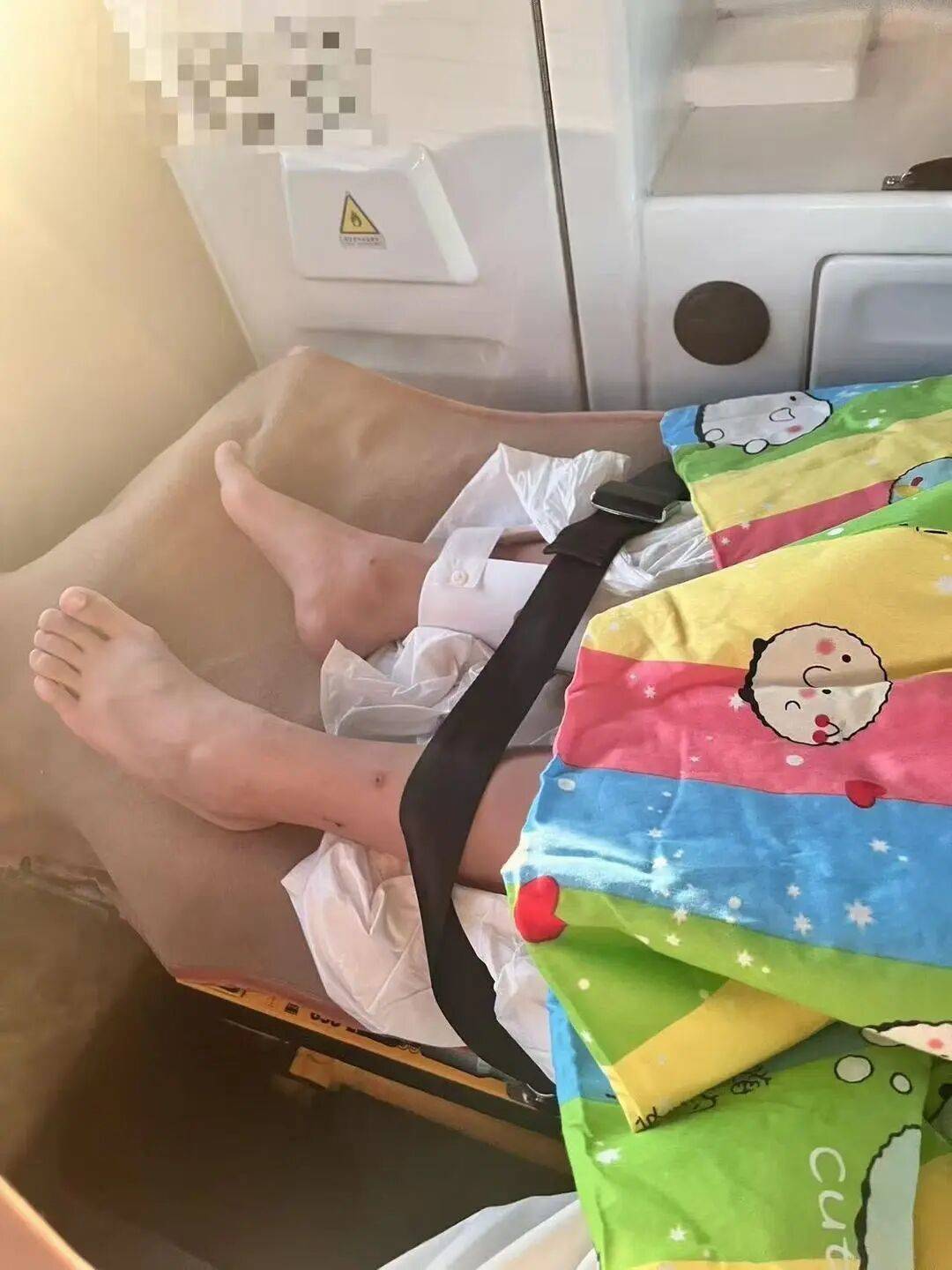 男子火车上铺跌落砸断10岁女孩腿骨，回应“失联”称失业讨薪中