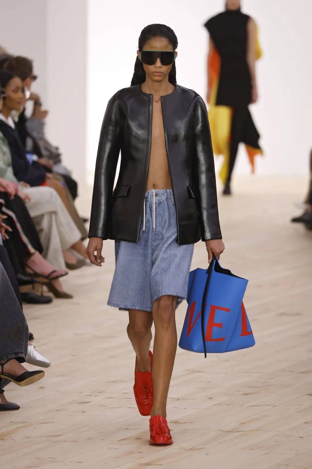 LOEWE新设计师首秀爆了，新配色太撩人！