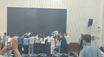 家长跪地被学生轮流踩踏，校方凌晨道歉