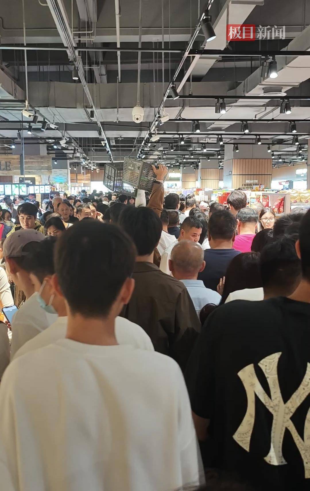 中秋夜的新乡胖东来能有多少人?多个收银口排起长队,有顾客举着购物篮在人群中穿行