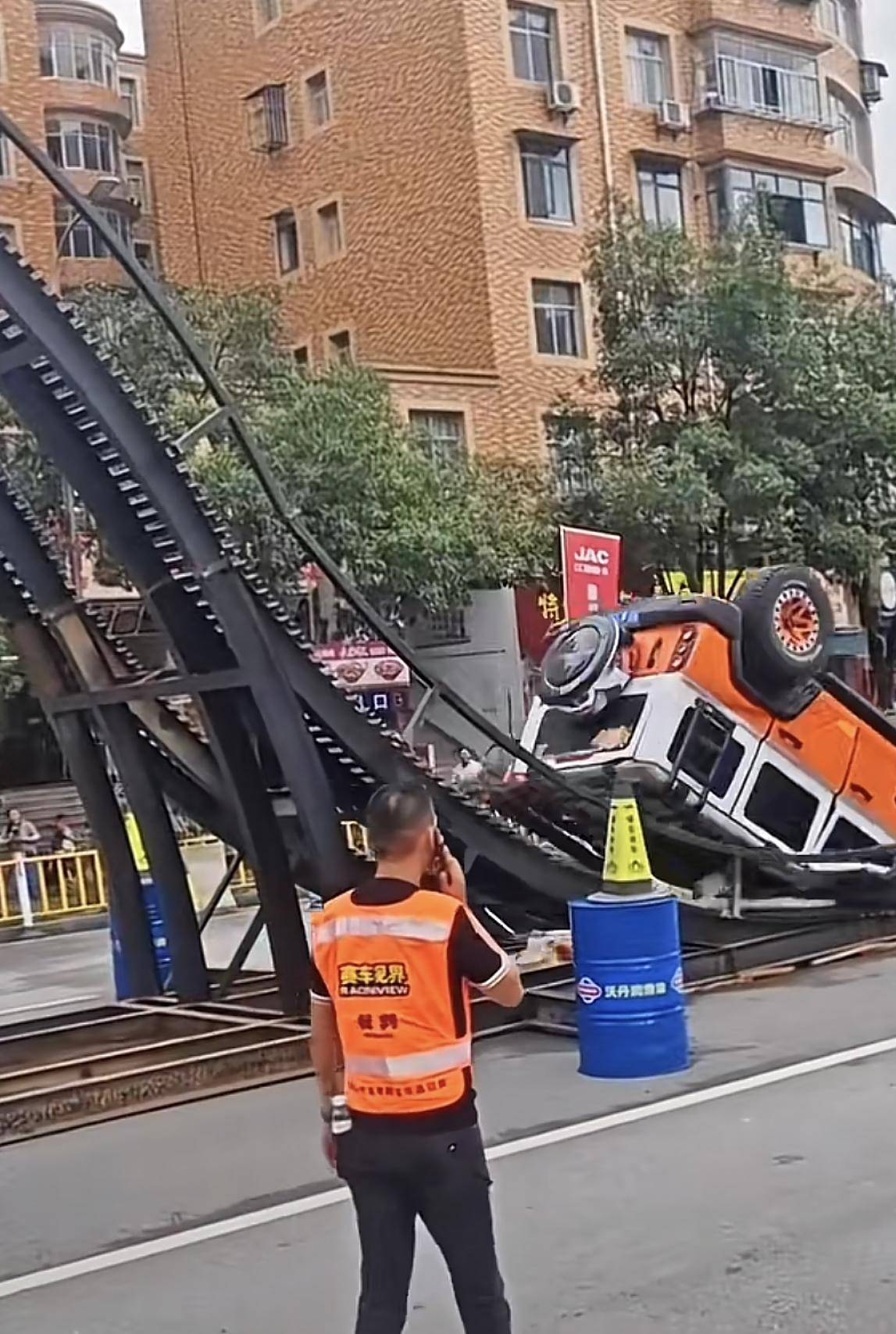 北汽集团称与爬坡翻车的212汽车无关：出自北京汽车制造厂