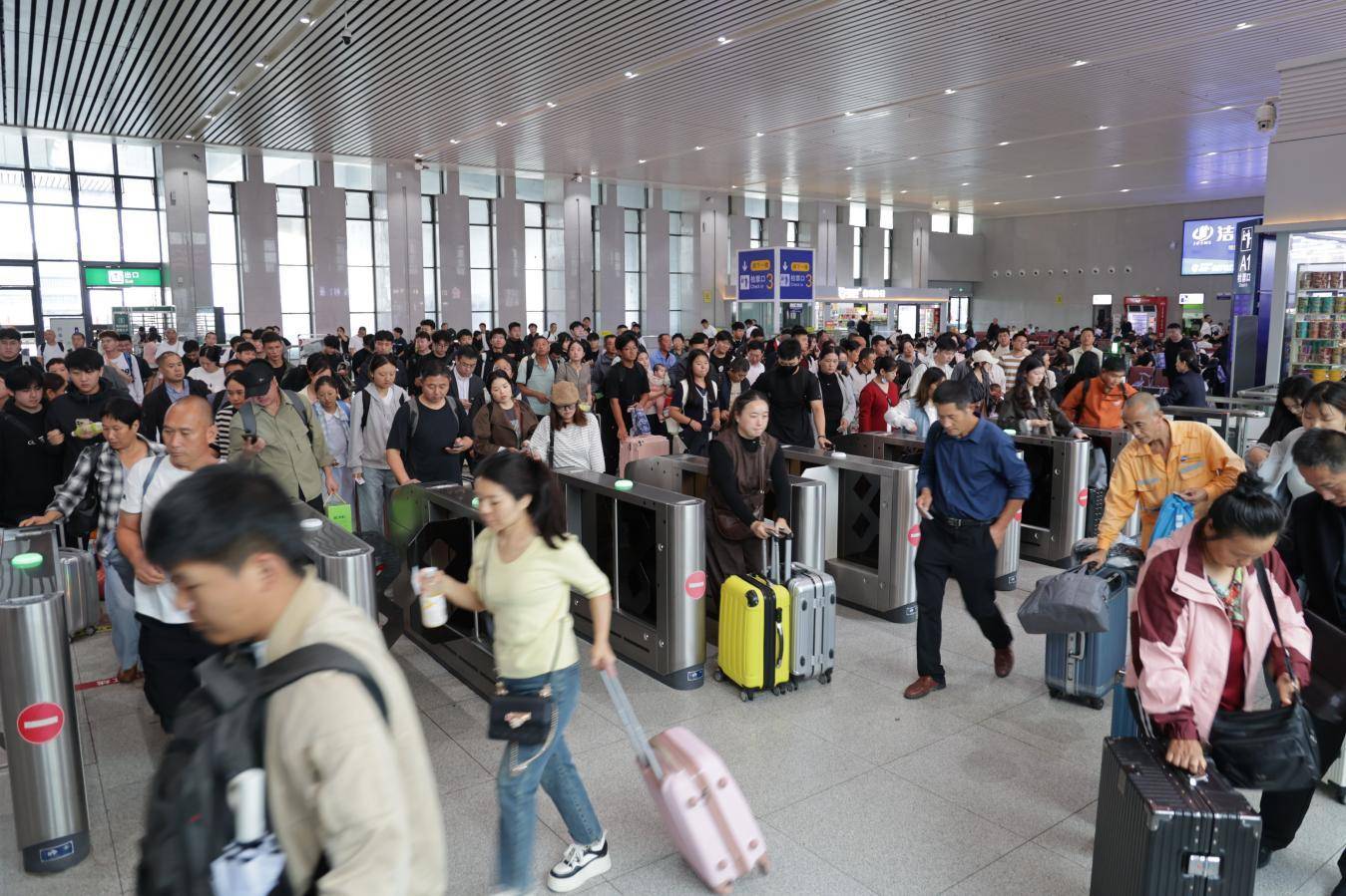 返程客流攀升，国铁集团郑州局计划加开高铁109列