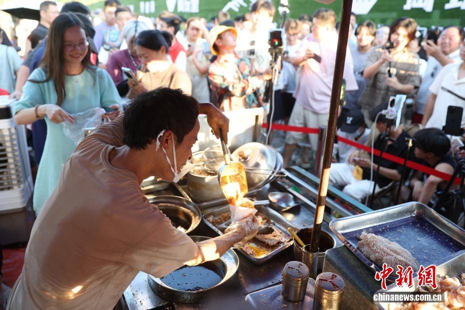 江西景德镇“鸡排哥”的中秋节：摊位成景 坚守为客