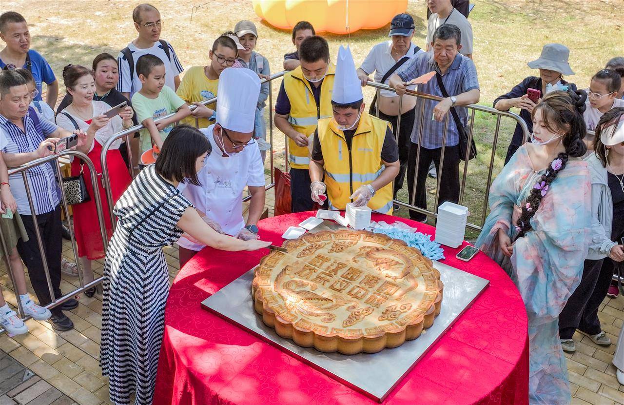重388斤！500人排队挑战超级大月饼