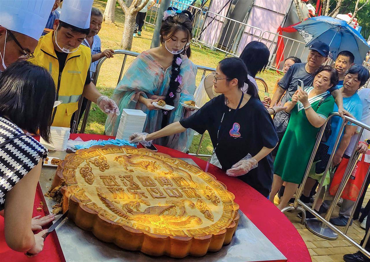 重388斤！500人排队挑战超级大月饼