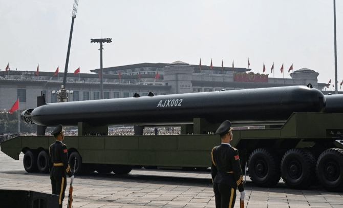 中国超大型无人潜航器亮相，长达42米，携6至8枚鱼雷，规模在同类装备实属罕见！