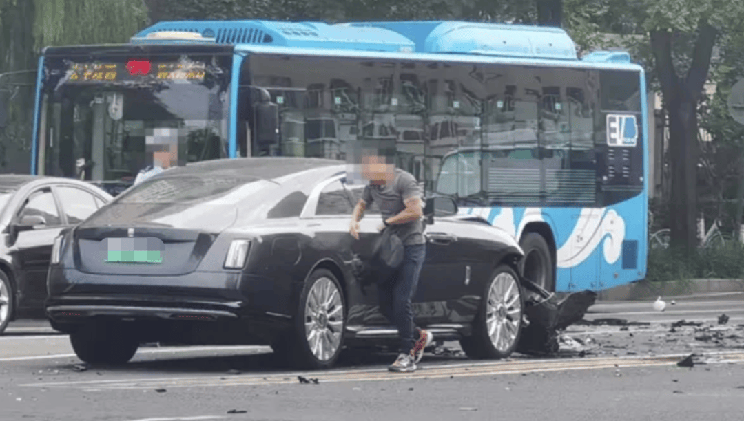 “劳斯莱斯逆行车祸”事件白车家属发声：“丈夫多处骨折！往后日子不知道怎么过”，陈震深夜再道歉，并回应“我方律师会全力配合”