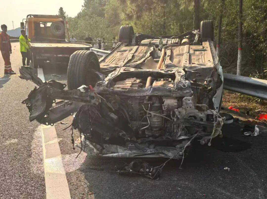 “我撒谎天打雷劈！”男子高速突然强行变道致翻车，反诬赖对方