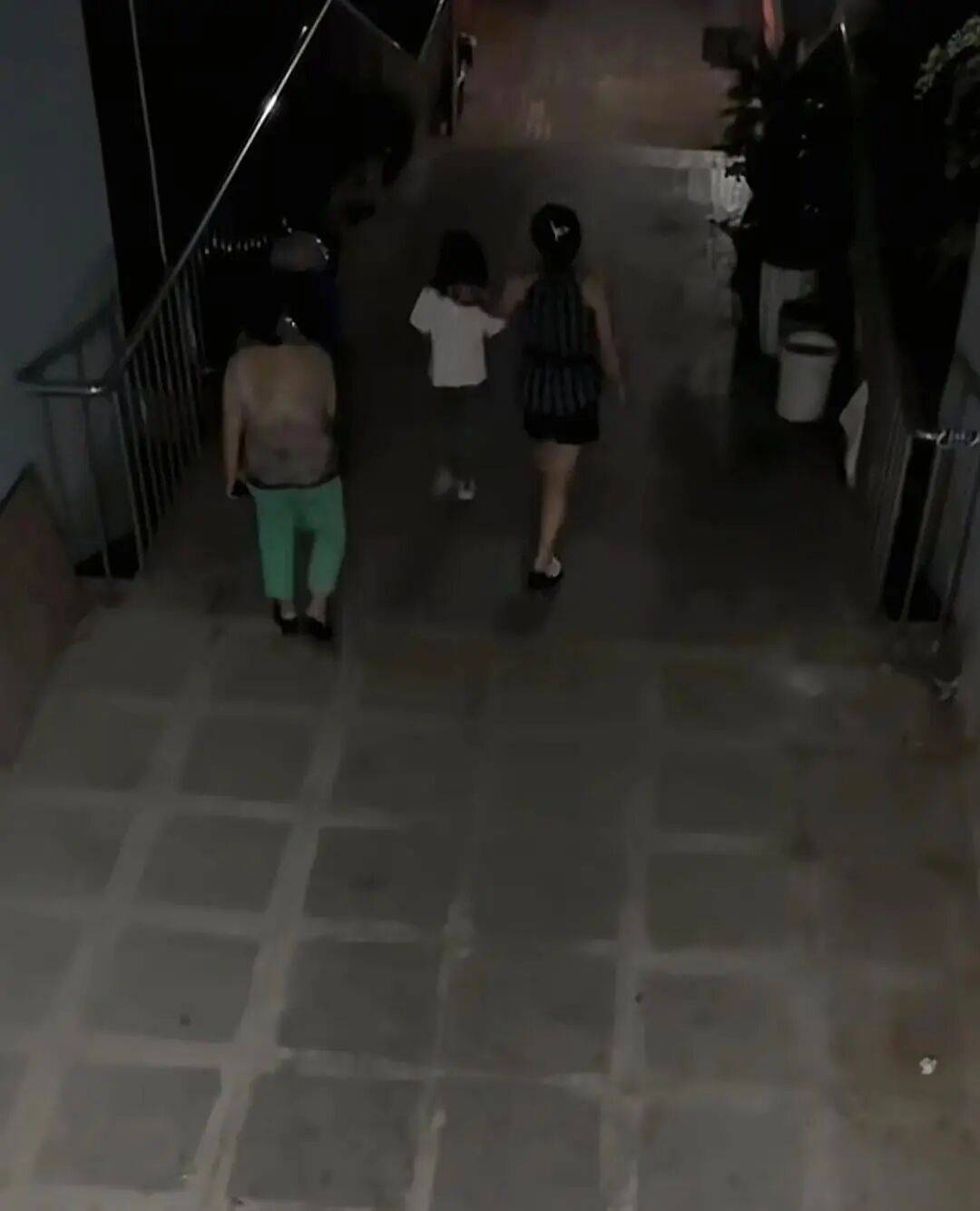 7岁女孩中秋节到同学家玩，2天无人来接，警察上门发现，其单亲父亲已在家中离世……