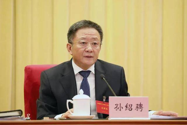 孙绍骋因工作岗位调整，辞去内蒙古自治区人大常委会主任职务