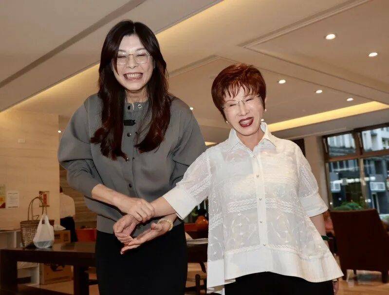 到底支持谁当党主席？当着郑丽文的面，洪秀柱说出了自己的答案