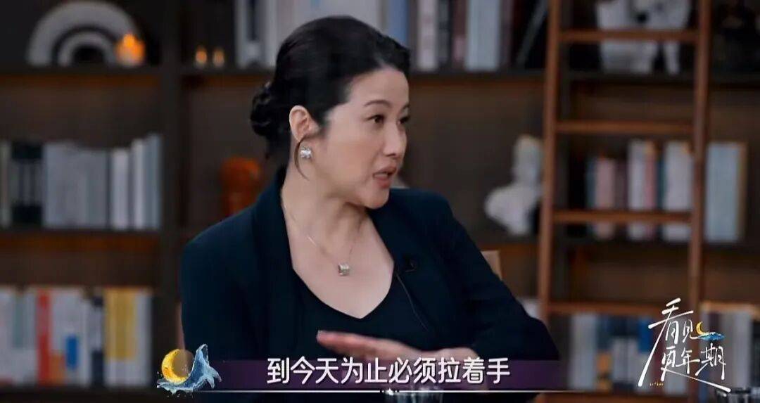 52岁影后颜丙燕公开小20岁男友：他知道我将步入更年期，已甜蜜相恋5年，两人出门必须手拉手