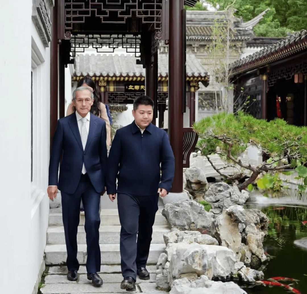 吉尔吉斯斯坦前总理奥托尔巴耶夫拜访著名文化学者廖彬宇