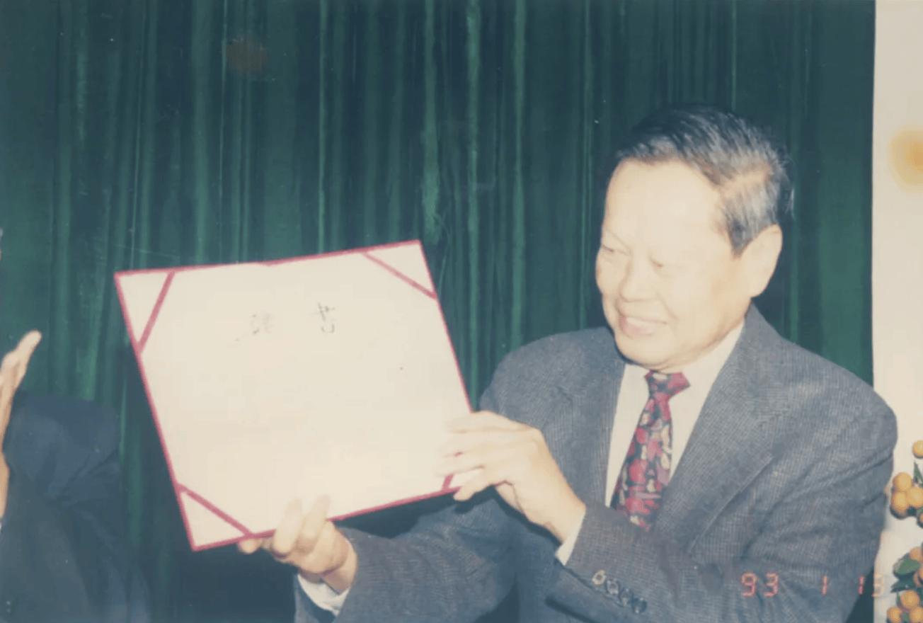 杨振宁为什么连续32年担任东莞理工学院名誉校长？