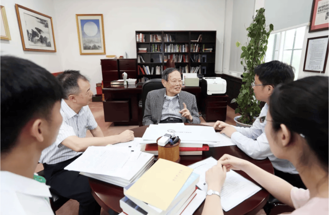 杨振宁为什么连续32年担任东莞理工学院名誉校长？