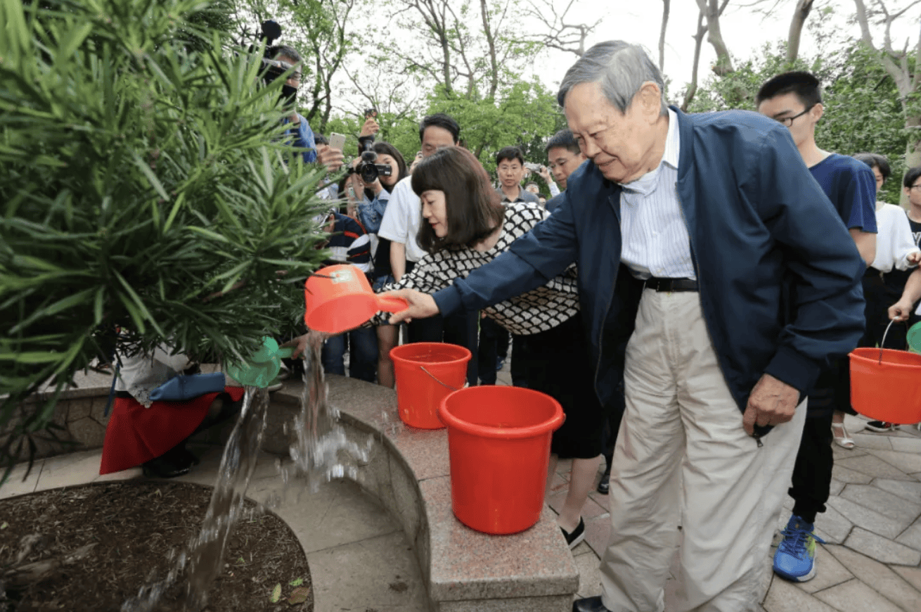 杨振宁为什么连续32年担任东莞理工学院名誉校长？