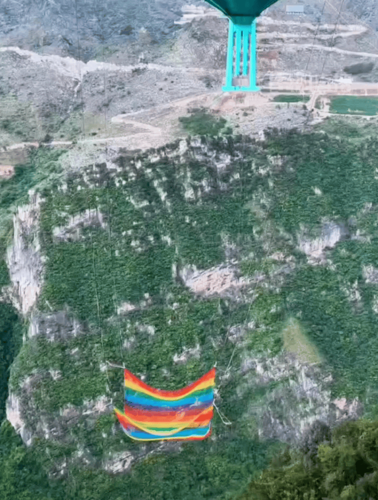 贵州花江峡谷大桥无绳蹦极引热议，工作人员：20-50米高度自选，下方有160㎡安全网接住