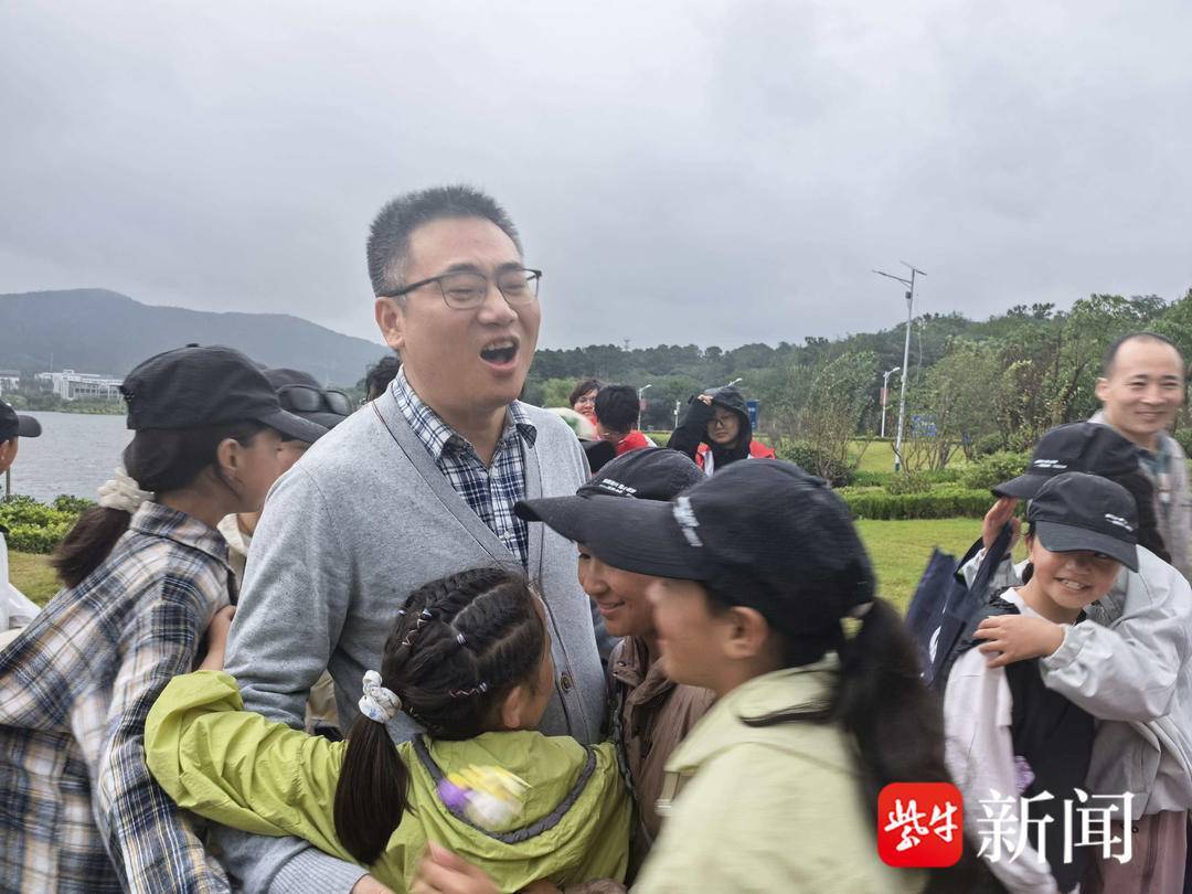 “叔叔是江苏的，将来一定带你们去看看！”镇江警官不忘承诺，四次组织近百名藏区学子来苏研学
