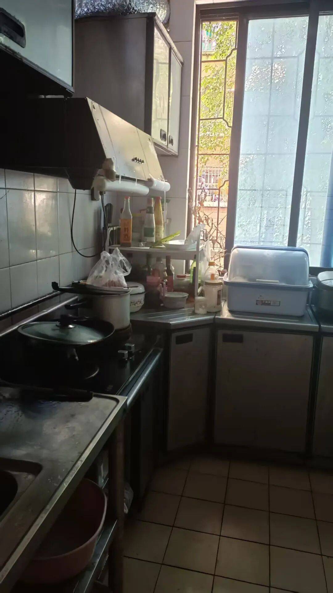 心疼！南宁一业主上厕所要经过厨房，抽油烟机贴防撞条……