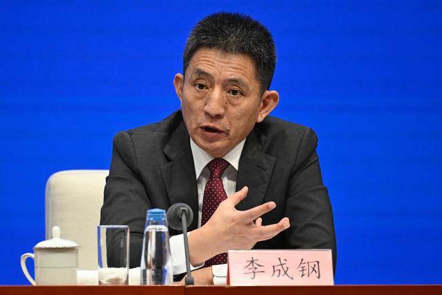 又输给了李成钢，贝森特承诺：美方不再考虑对华加征100%关税