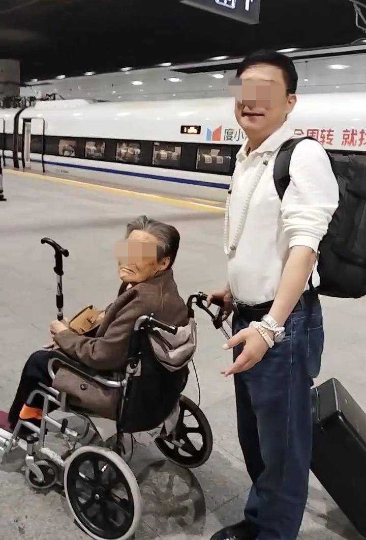 六旬男子推94岁母亲坐轮椅乘动车，自称在深圳北站遇“郑智化式”难题，12306回应