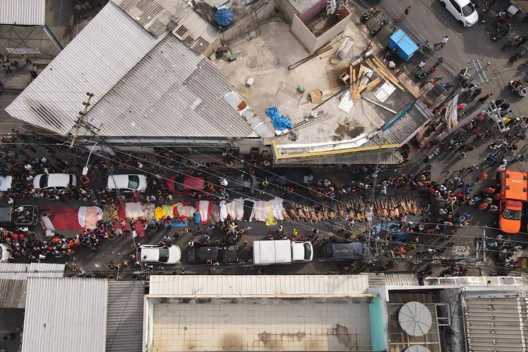 巴西强力“剿匪”！里约热内卢警匪激战，已有120多人死亡，总统卢拉发声，现场画面曝光→
