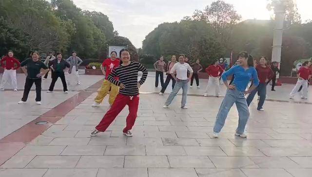 益阳一妈妈跳广场舞10年“唤醒”植物人女儿：医生说舞乐能刺激神经，我就照做了