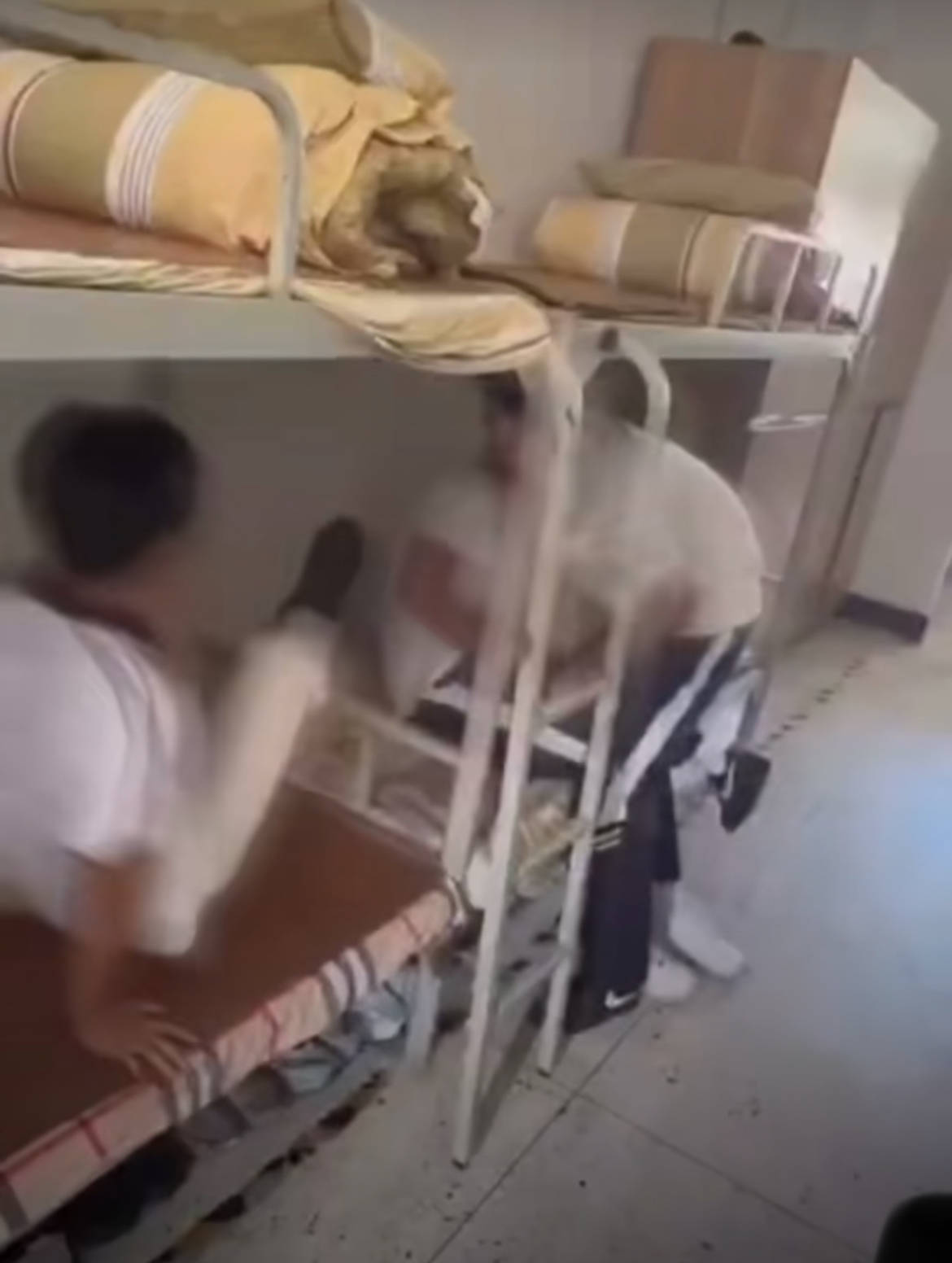 温州一技校宿舍内男生被多人拳打脚踢不敢反抗，学校：看到视频也很气愤，已报警