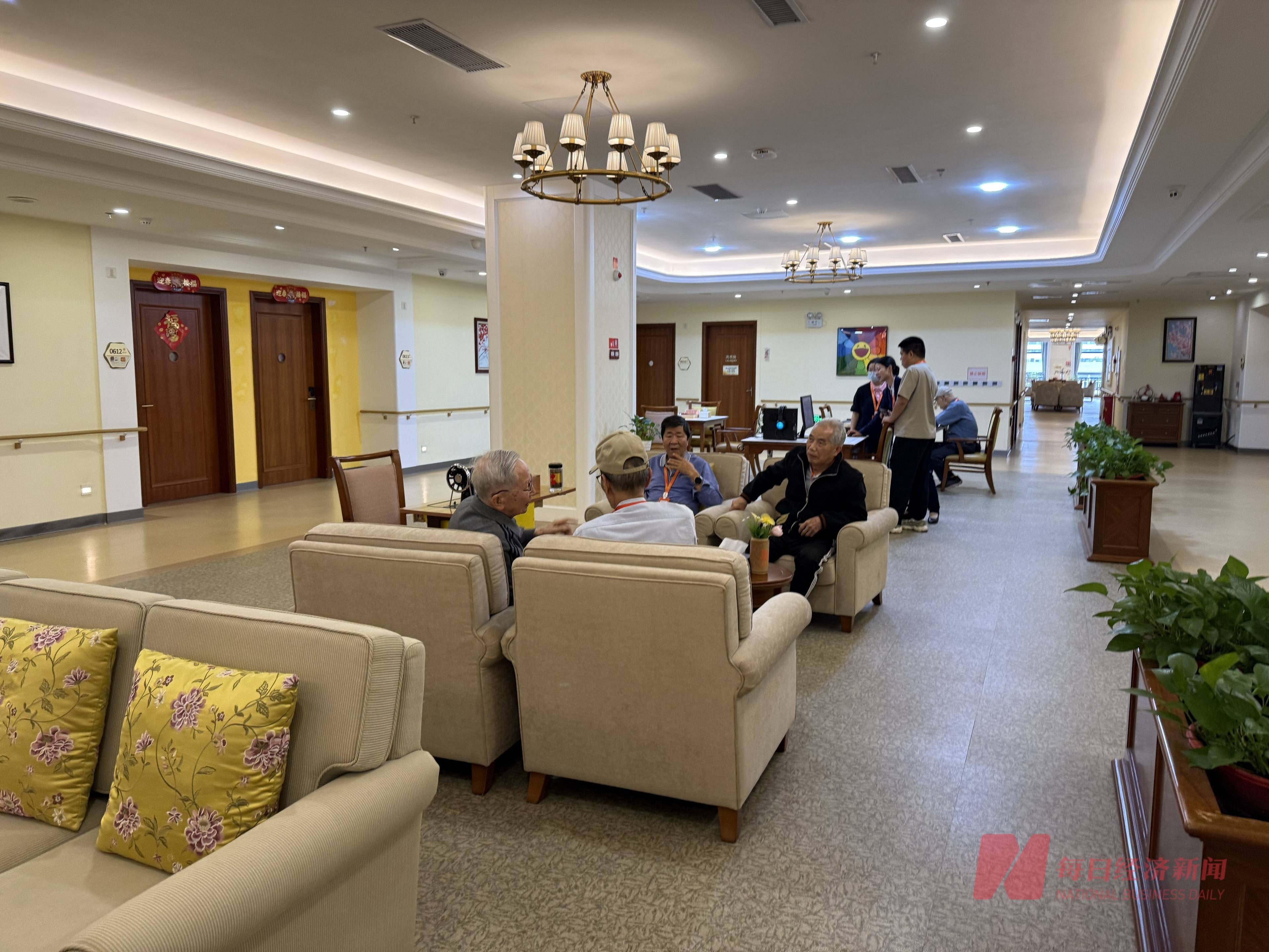 近10万香港老人跨境养老背后：费用便宜、居住空间大是核心动力，但医疗衔接待完善