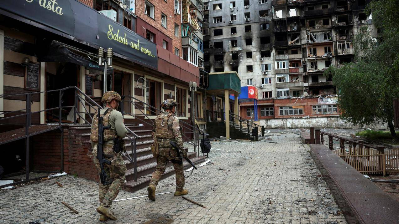 瞒不住了，红军城9000乌军被围，乌前防长：再不投降就是全线溃败