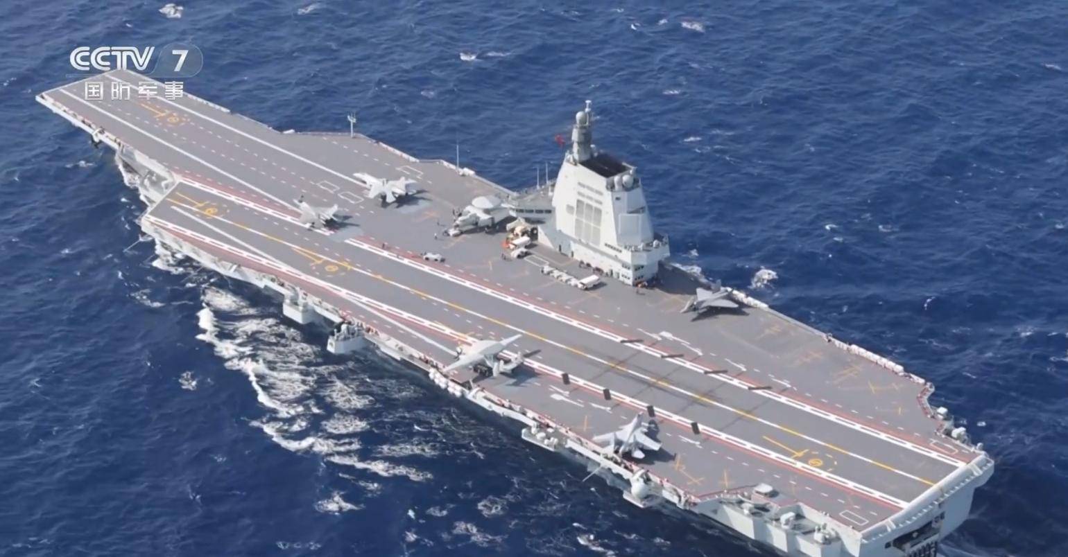 跑了！中国海军福建舰服役后，尼米兹号离开黄岩岛，后撤1000公里