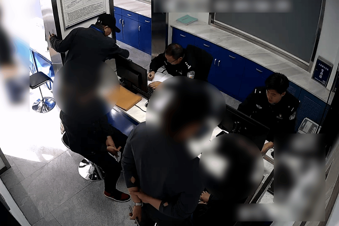 男子9600元转卖全新苹果17Pro max，买家爽快转账1万后，其老婆银行卡被冻结！民警：这笔钱涉诈