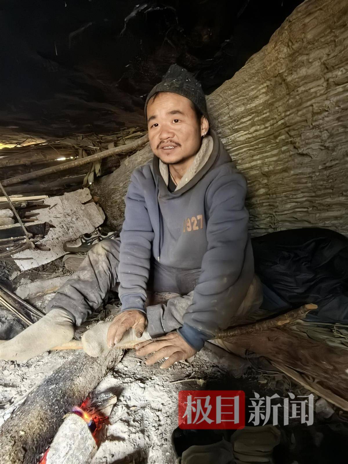 实探张家界荒野求生选手“苗王”的庇护所：堆着大量猕猴桃等野果，一个多月他只瘦了10多斤