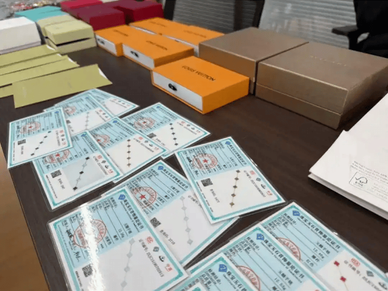 上海警方查获5万多件假冒“梵克雅宝”，涉案超7000万元