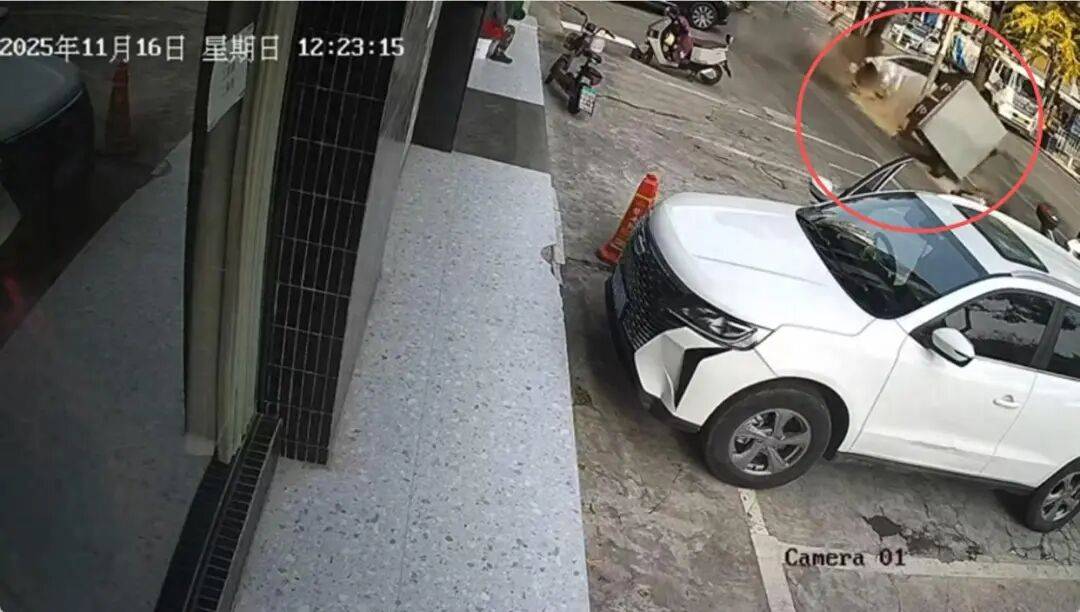 湖北一轿车疑似超速撞倒电箱撞断树，市民：发动机都甩出来了；交警：有人受伤