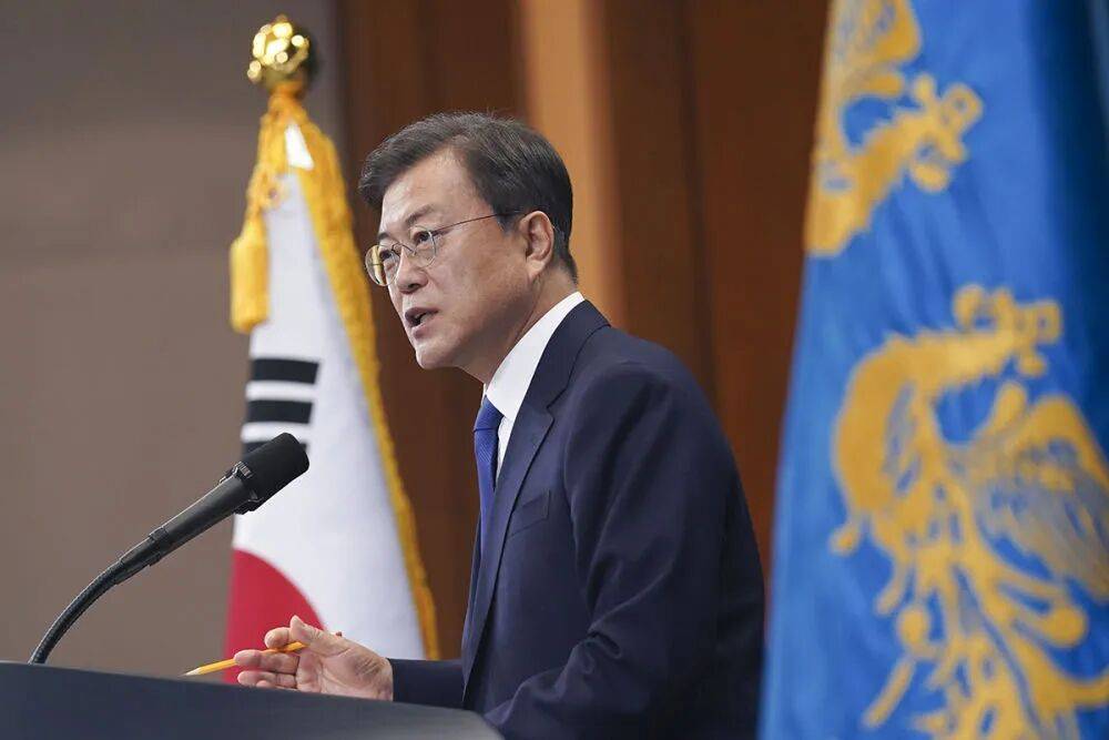 72岁文在寅转型带货博主,每周出镜推荐好书,成韩国首位当博主的前总统