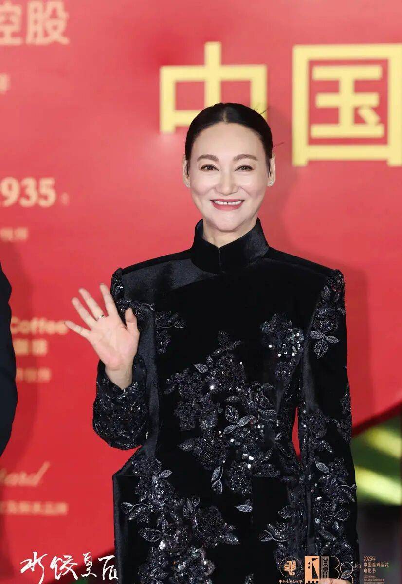 考古|惠英红自曝拿奖后谈百倍涨薪！拍打戏至残疾阑尾手术后7天复工，她的人生是拼出来的