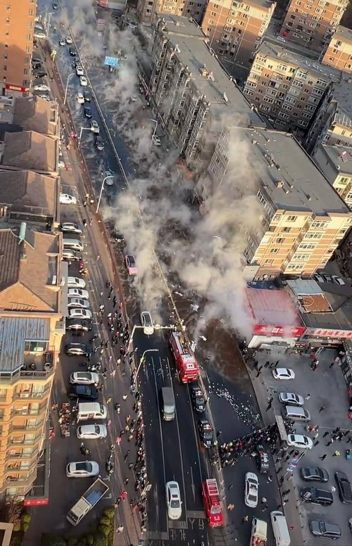 大连一药房门口主供热管道爆裂,有人员烫伤被抬上救护车,供热公司:水温约65℃,正紧急抢修