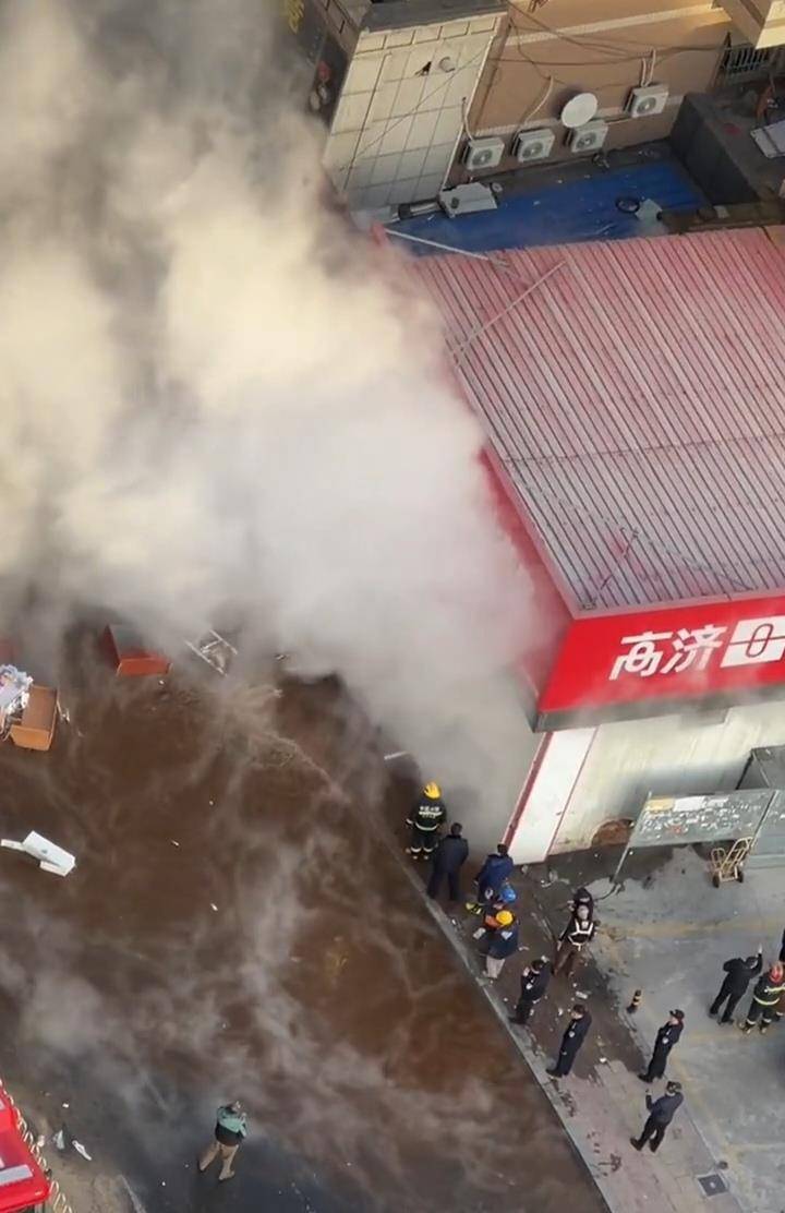 大连一药房门口主供热管道爆裂,有人员烫伤被抬上救护车,供热公司:水温约65℃,正紧急抢修