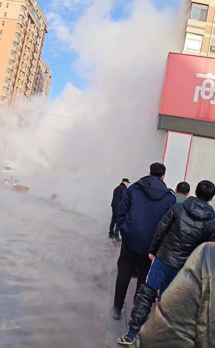 大连一药房门口主供热管道爆裂,有人员烫伤被抬上救护车,供热公司:水温约65℃,正紧急抢修