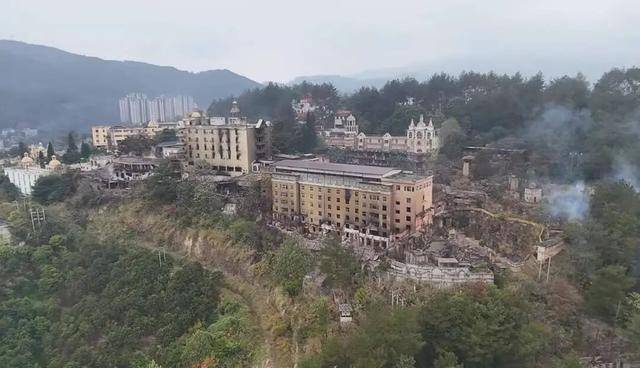 福州闽清县一废弃酒店夜间起火，当地：火已灭，无人员伤亡