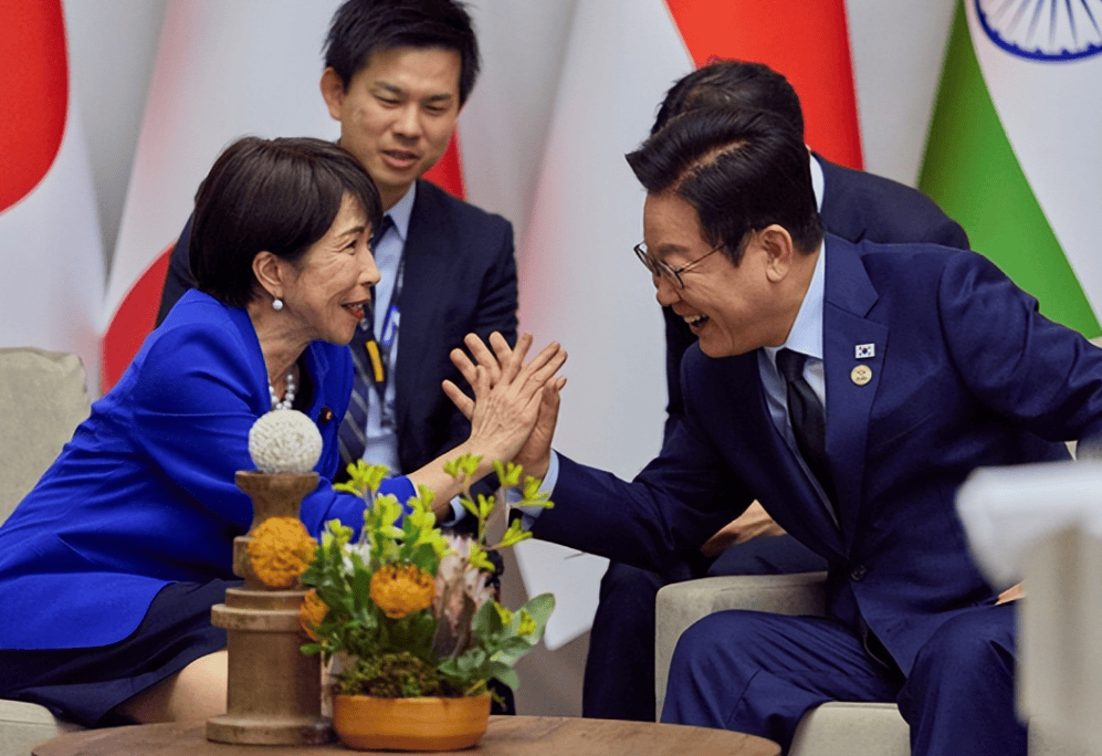 李在明还未登机访华,日韩就共同抗议中国?韩国总统已先和高市早苗约好见面地点
