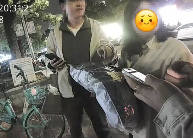 机智!快递在家门口被偷,她用一招抓到了人还拿回了东西
