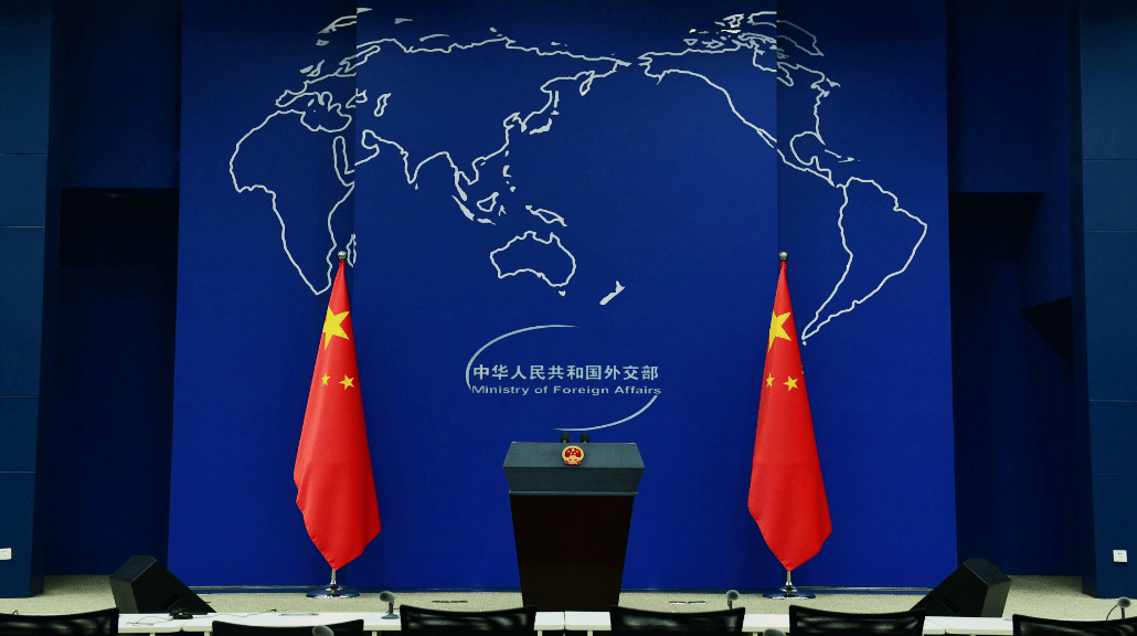 被万亿顺差打醒？美国急着为华树敌，三件事发生 ，证明中国不好惹